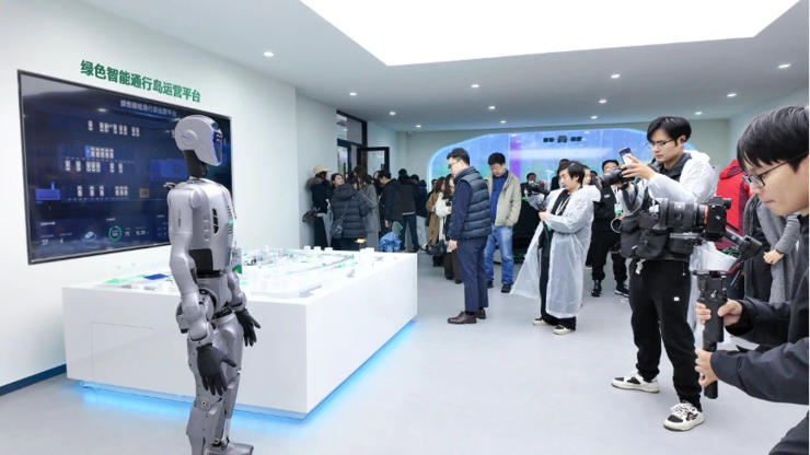 曹操出行与越疆达成战略合作 人形机器人入驻行业首个“绿色智能通行岛”(图3)