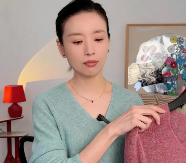 董洁穿瑜伽裤直播被疑擦边？皮肤白皙似老少女