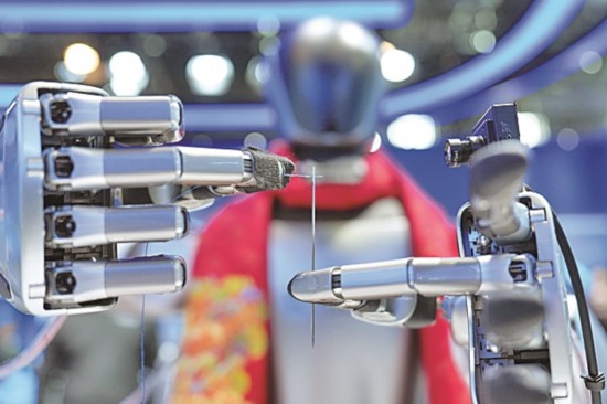 更稳、更快、更拟人 人形机器人跑步前进