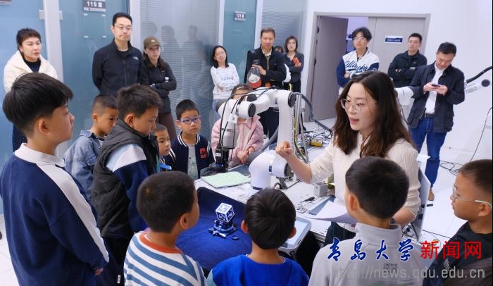 自动化学院“朋辈思政”举行机械臂体验日活动