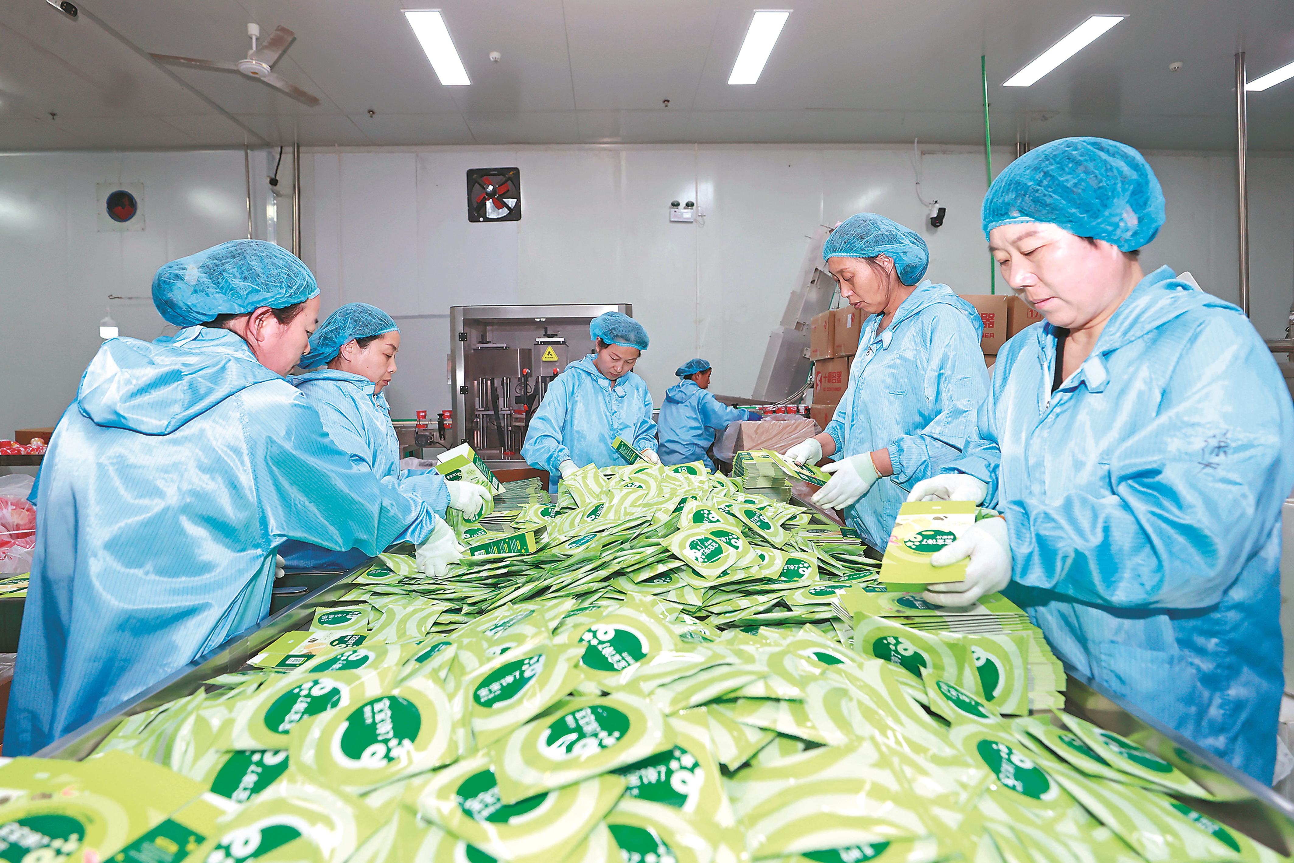 加快打造“三地一区”丨加快打造新兴产业聚集地