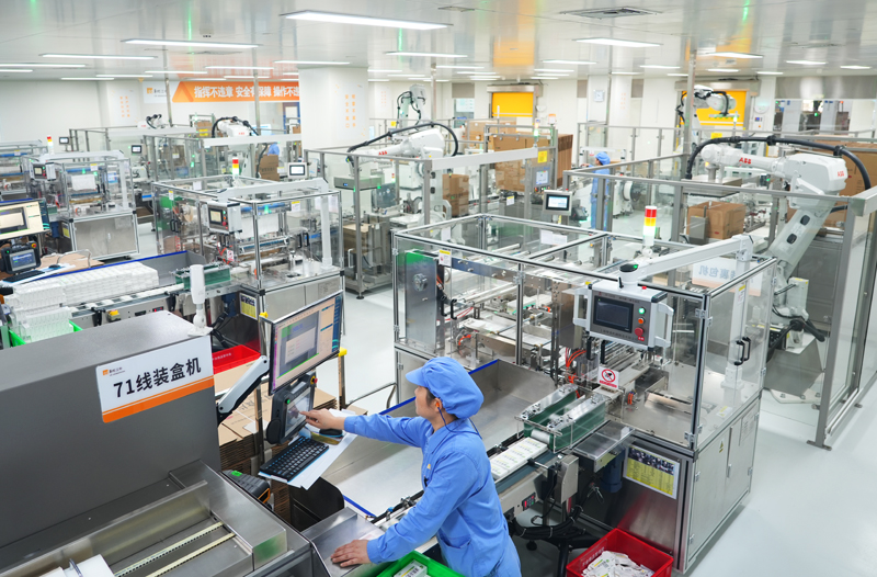 行进中国 AI赋能中医药制造迎来智能新帮手