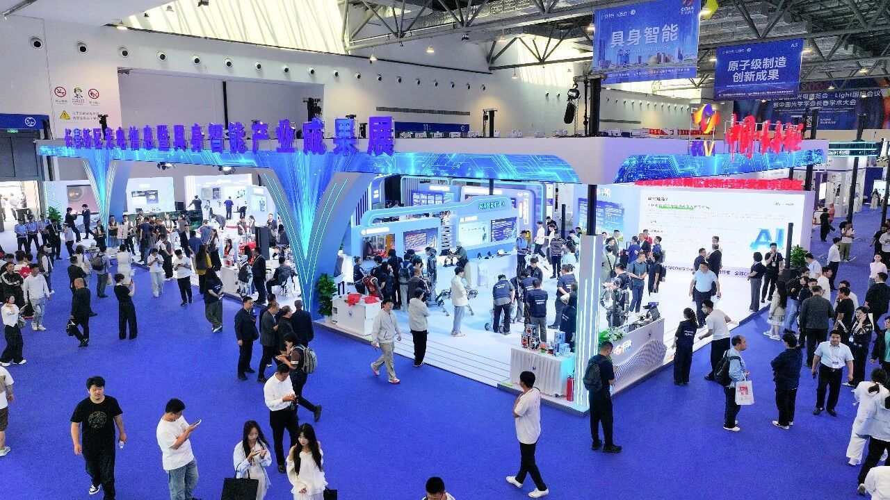 逛光博·第一线 长春新区具身智能机器人组团“圈粉”