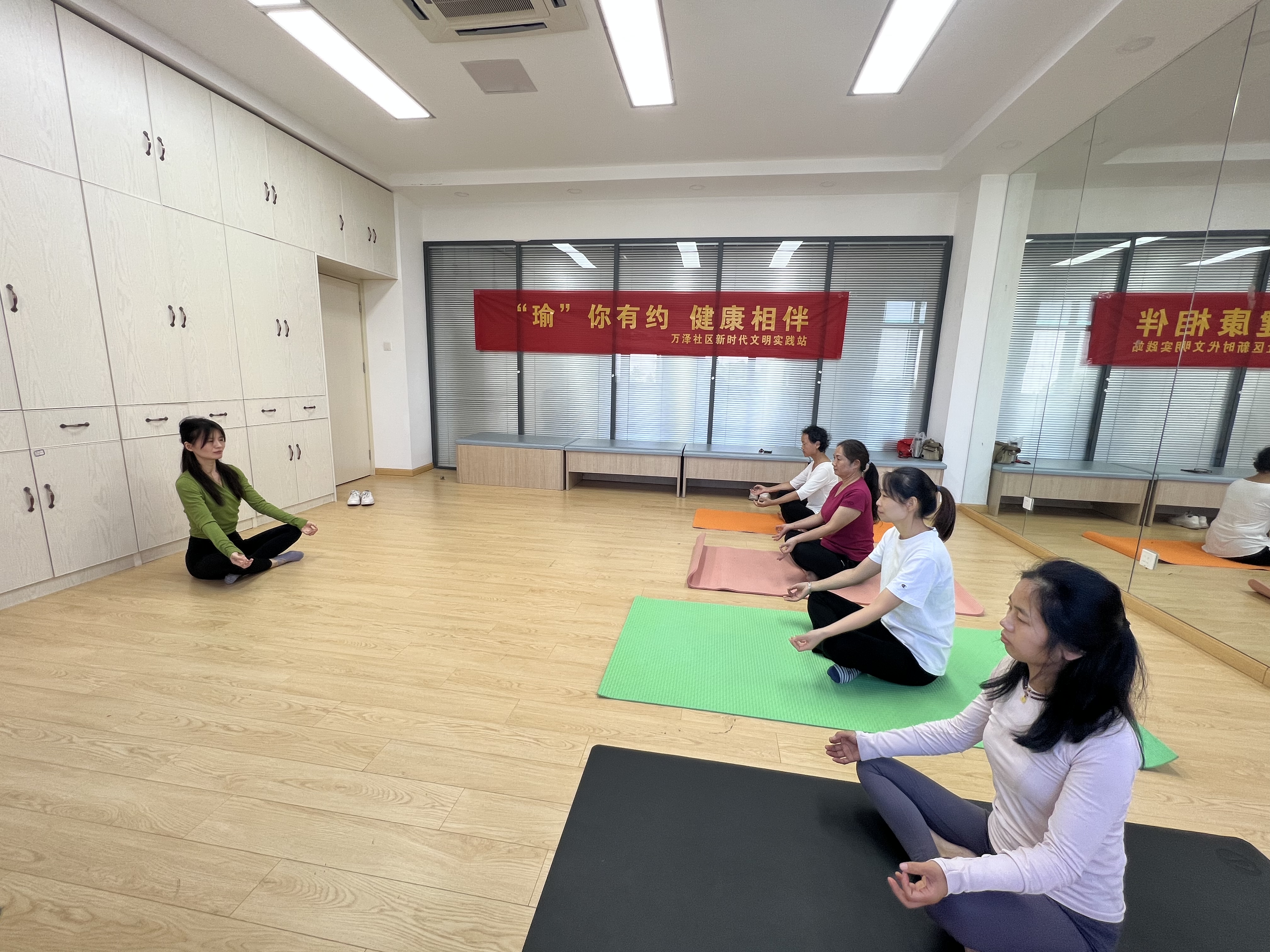 万泽社区开展“‘瑜’你有约 健康相伴”公益瑜伽课活动